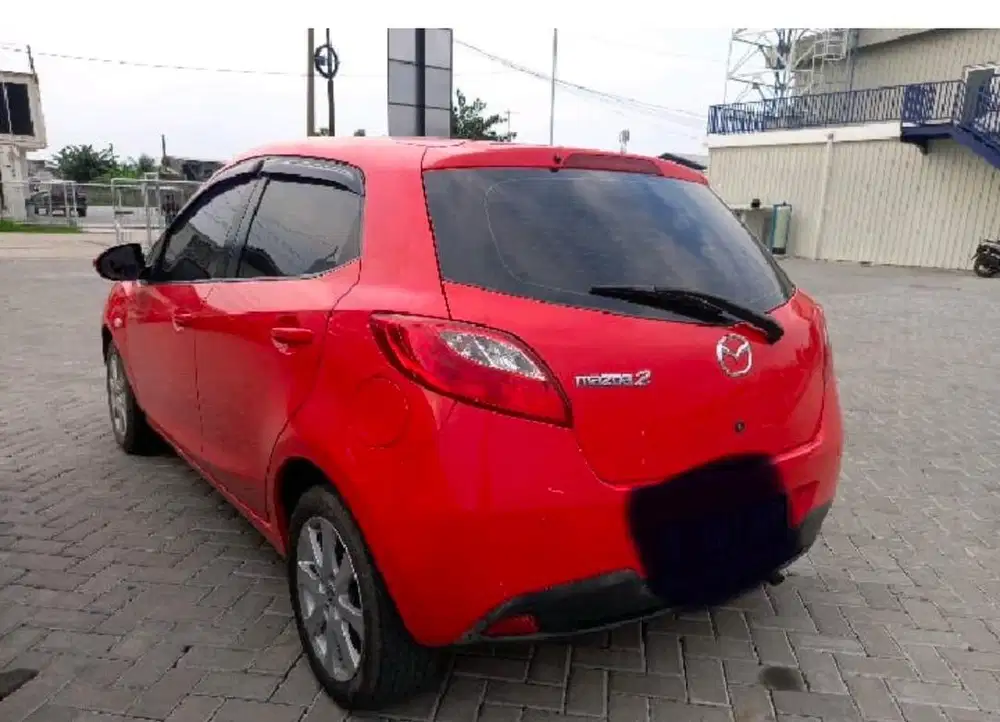 Mobil Mazda 2 Merah 2011