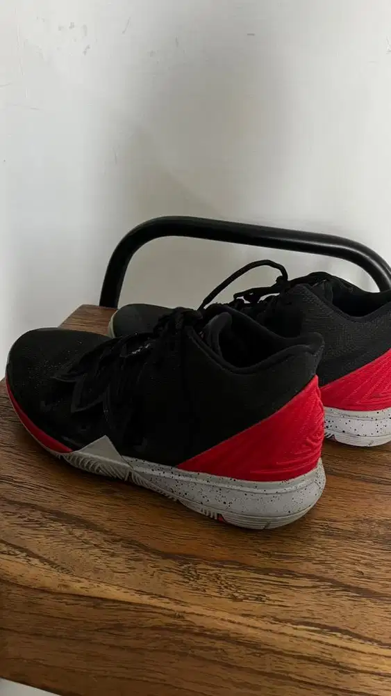 Sepatu basket Kyrie Irving 5