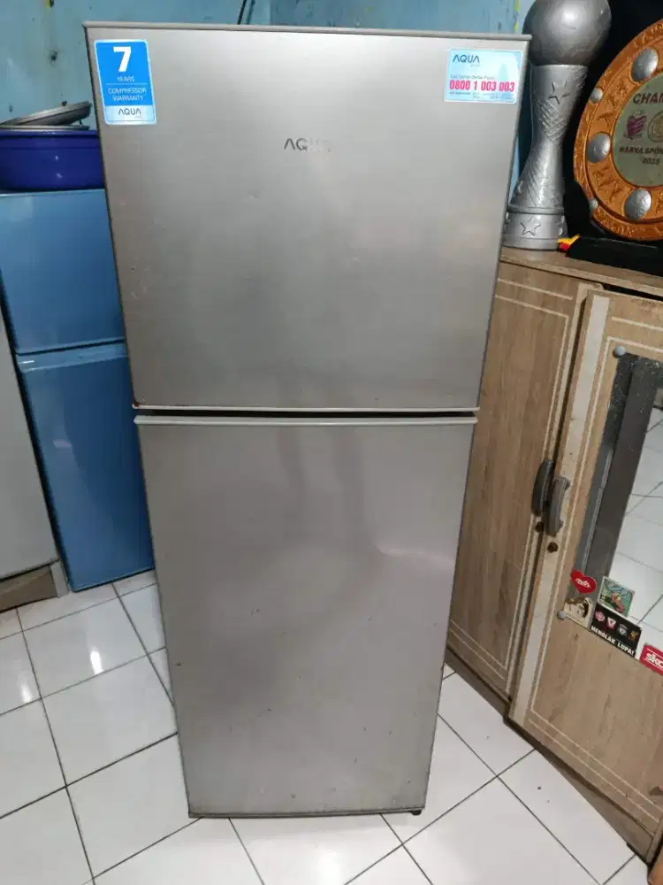 Kulkas 2 pintu merek AQUA