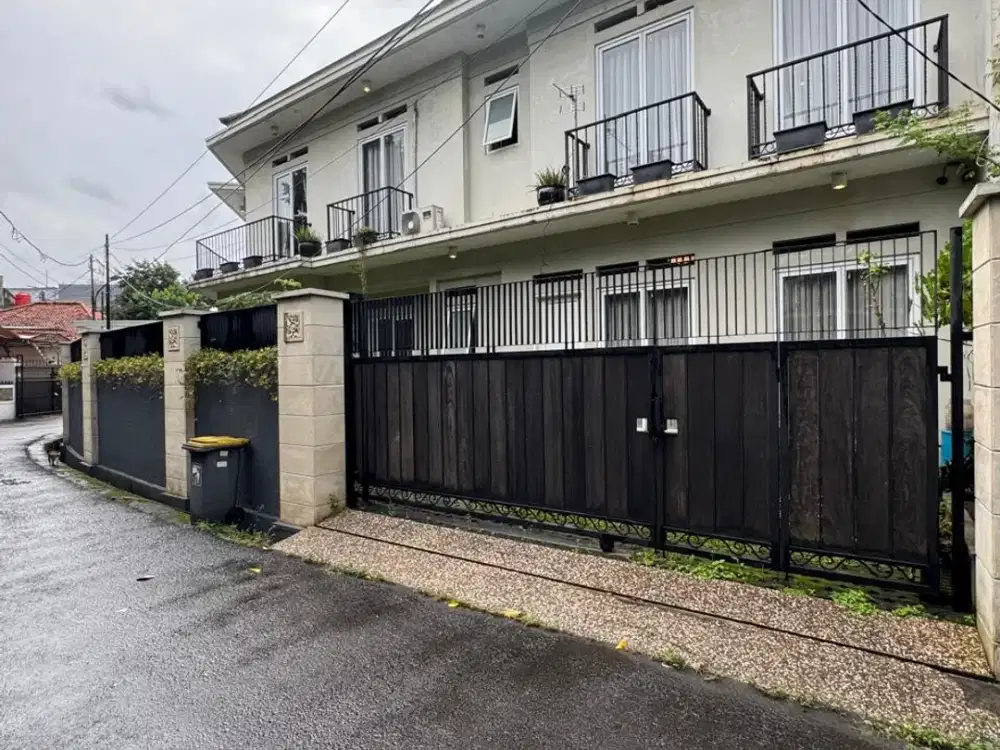 DIJUAL RUMAH SIAP HUNI CLASSIC  DENGAN TAMAN YG LUAS DI KEBAYORAN LAMA JAKARTA SELATAN