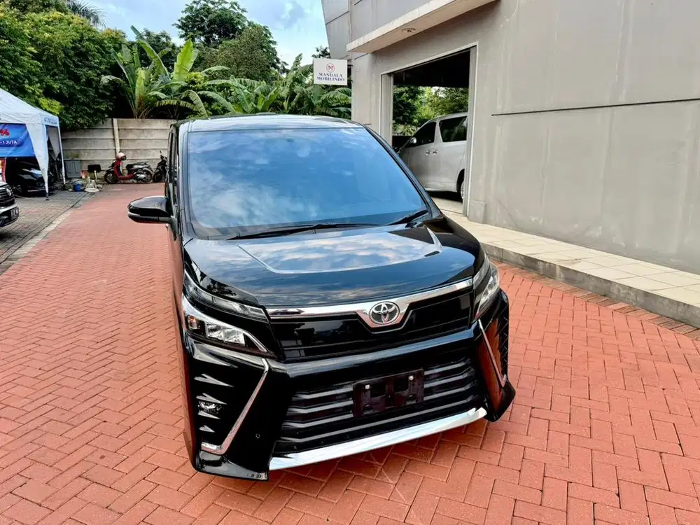 Toyota Voxy 2.0 2020 AT attitude black