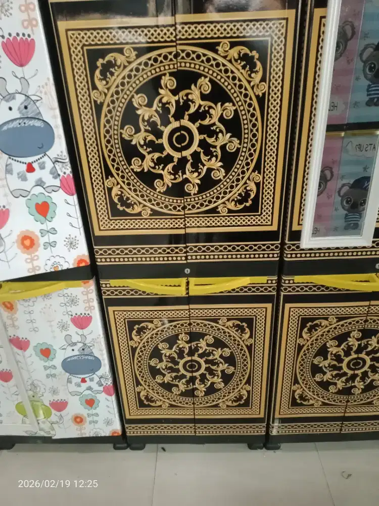 Lemari plastik pakaian