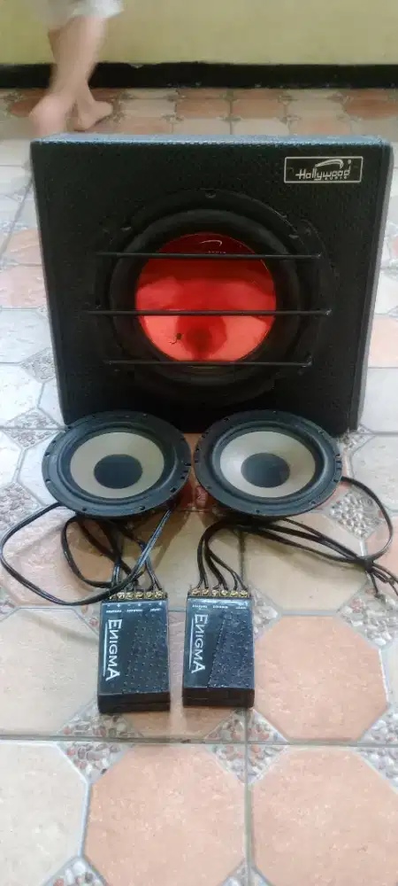 Subwofer aktif dan speaker