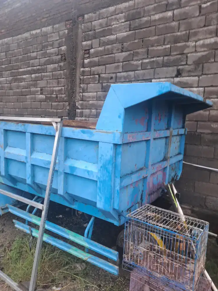 Bak dump bekas truk