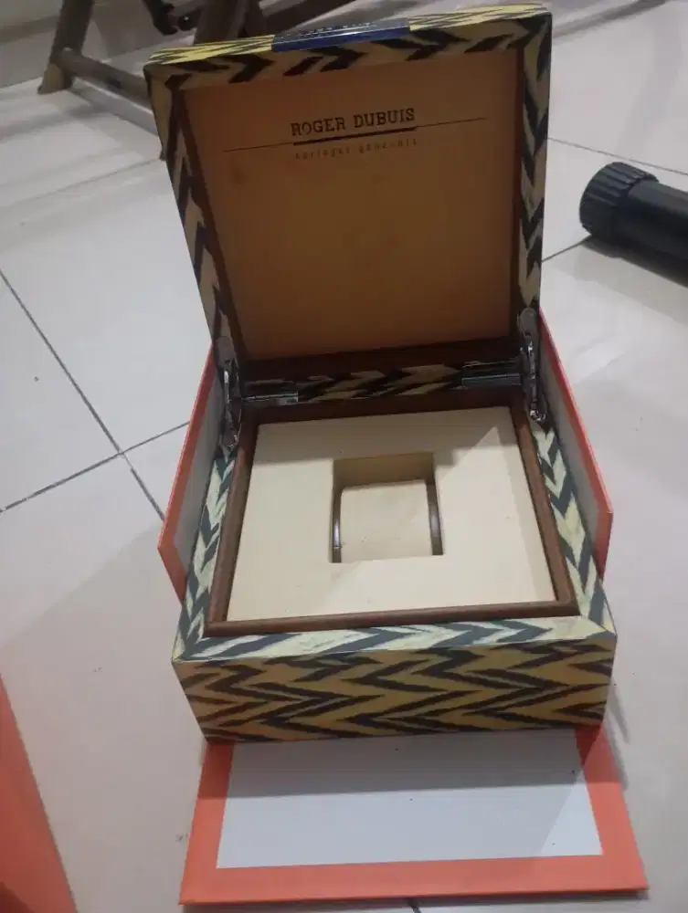 Box jam tangan Roger Dubuis