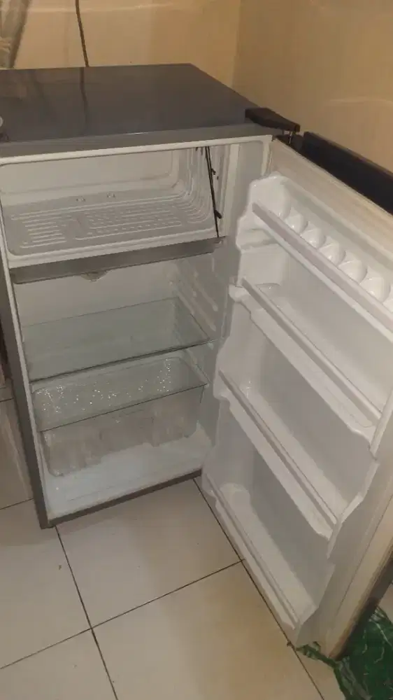 Kulkas maspion satu pintu,kasur dan kompor gas