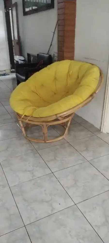 Kursi rotan, untuk santai.