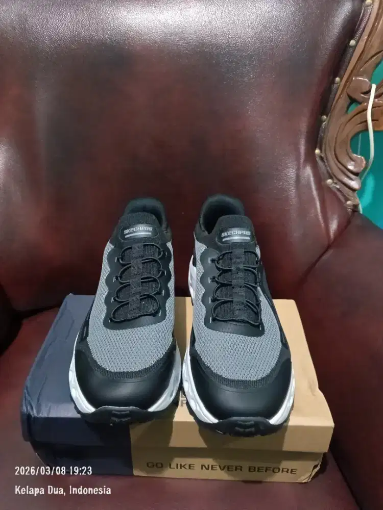 Skechers black white