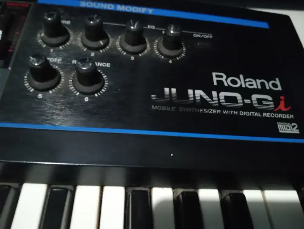 Keyboard Roland Juno Gi