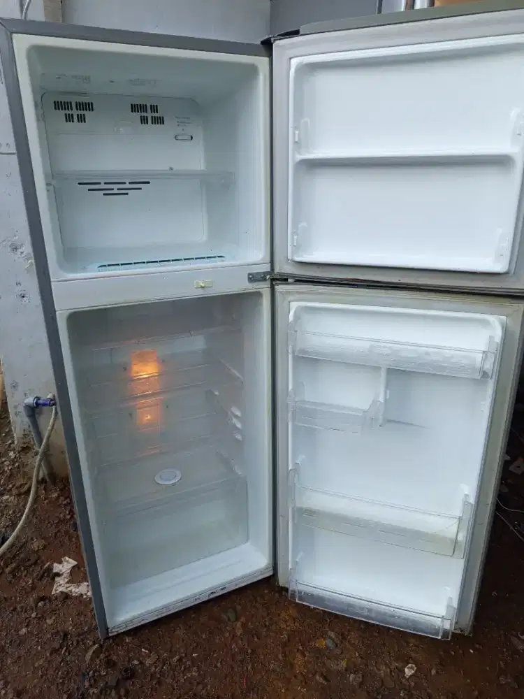Di jual kulkas LG dua pintu no minus