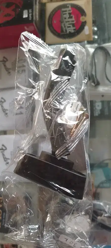 Hanger gitar di tembok