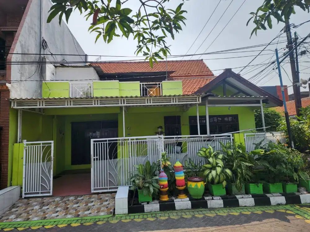 HUNIAN NYAMAN & STRATEGIS TENGAH KOTA GRESIK, POJOK & DEPAN LAPANGAN