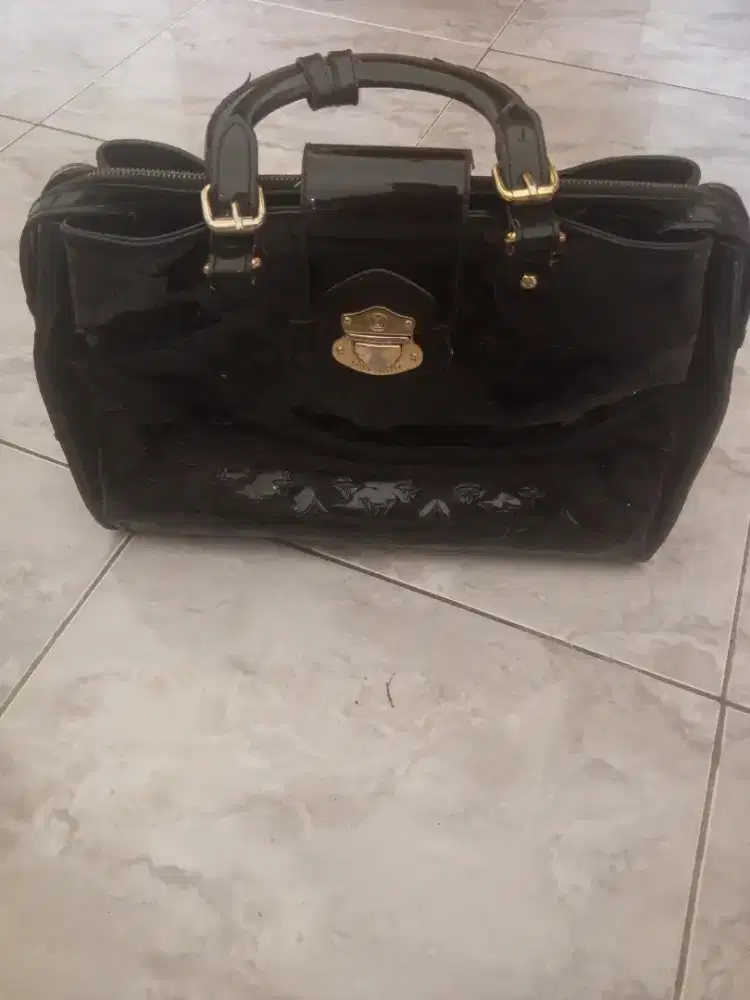 tas Louis Vuitton Monogram Vernis Melrose Avenue berwarna hitam.
