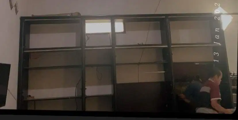 Lemari bekas sudah di bongkar