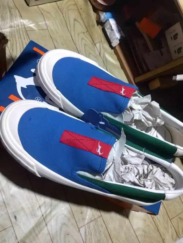 Sepatu compss slipon