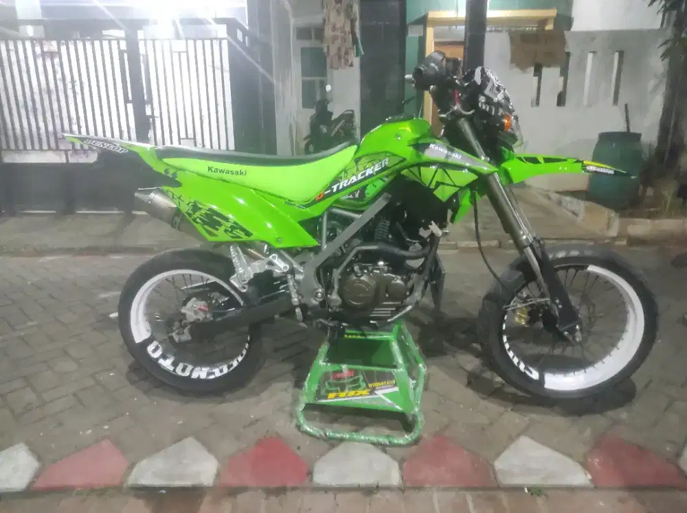 Dtraker hijau istimewa