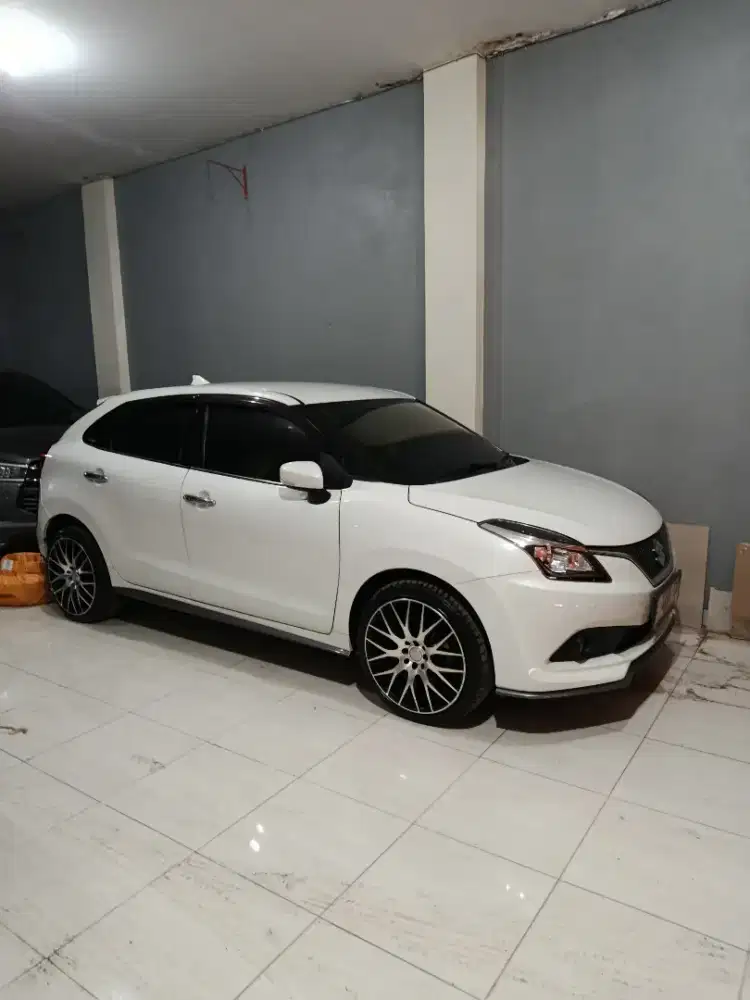 Jual mobil baleno matic putih 2018
