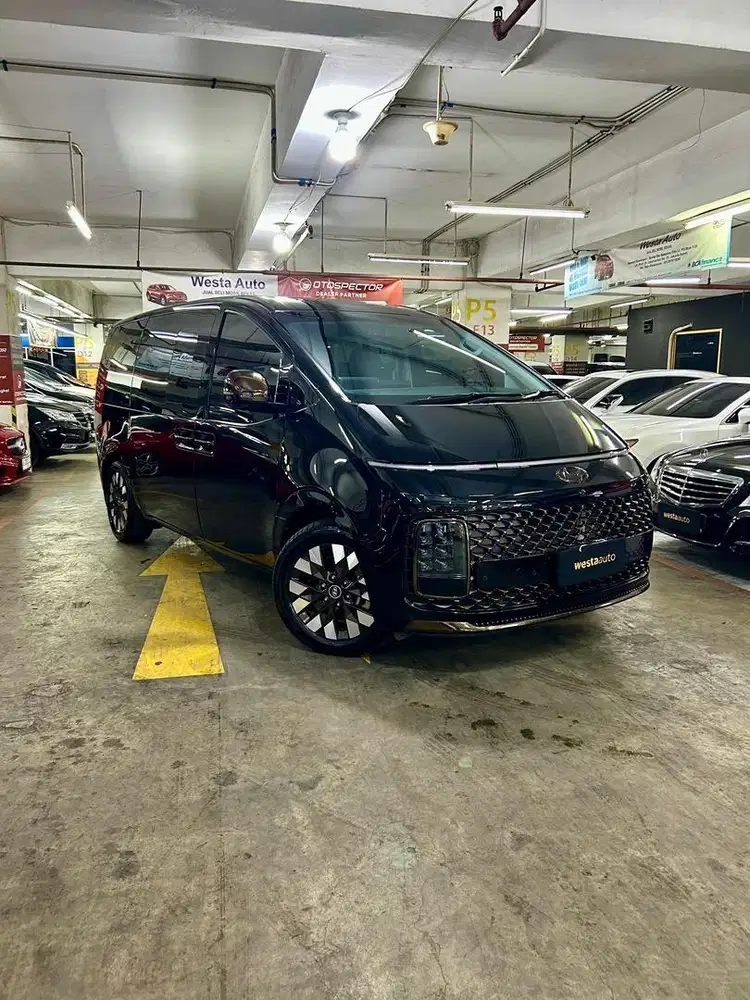 9 seater Hyundai Staria 2.2 Signature Diesel AT  2022 Like New 2023