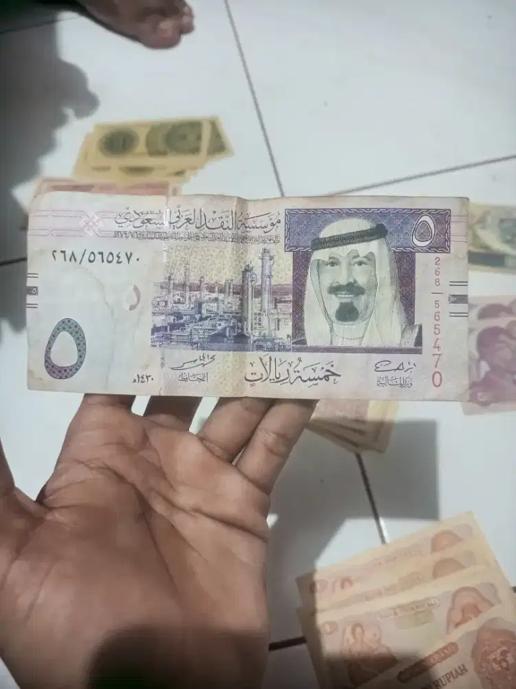 Saya menjual uang kertas kuno dalam/luar negeri