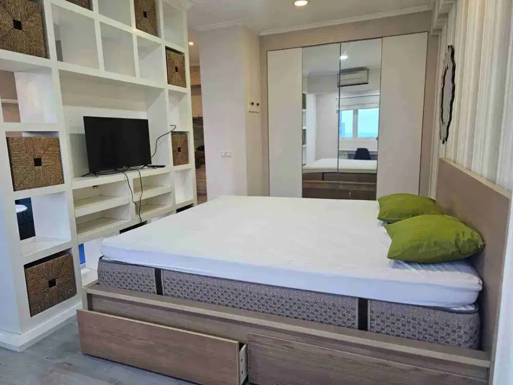 Sewa Studio Plus Apartemen Puncak Bukit Golf Surabaya.