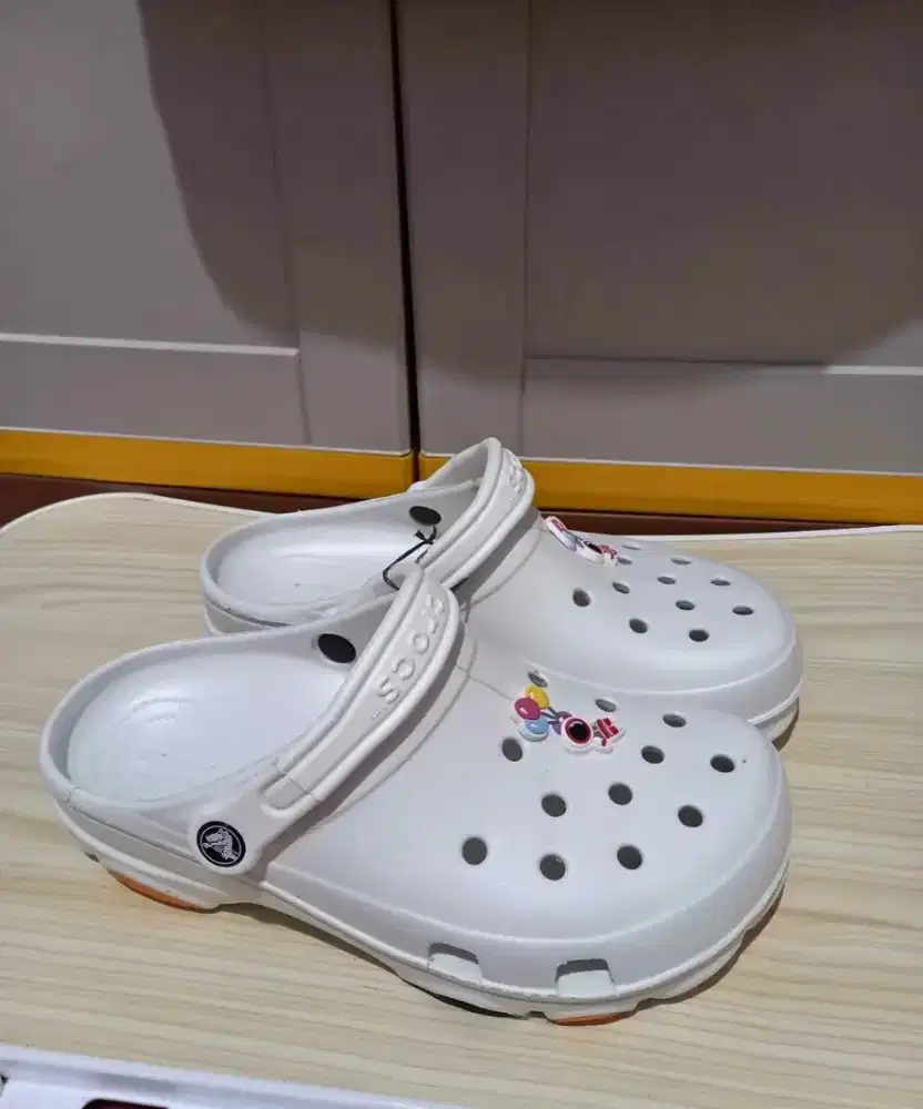 Sendal Crocs Warna Putih