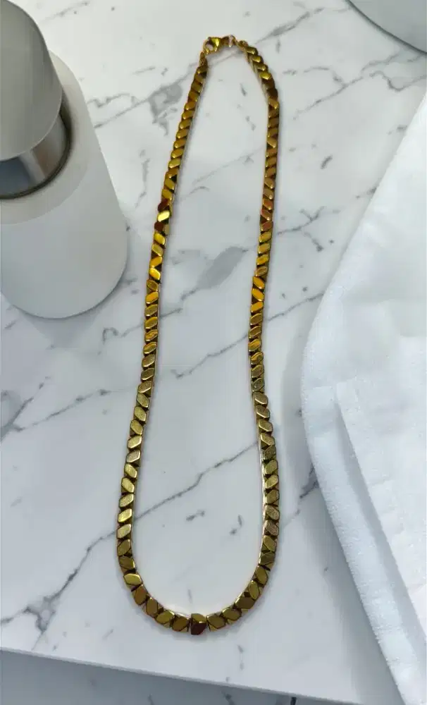 Kalung mewah bahan titanium.