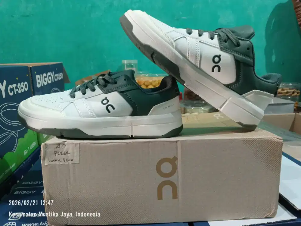 OC Roger white green