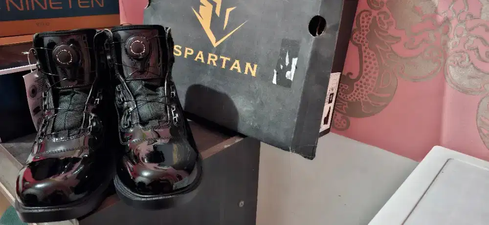 Sepatu Hitam Kilap/ sepatu  tali putar (Boa System)/ Sepatu Spartan