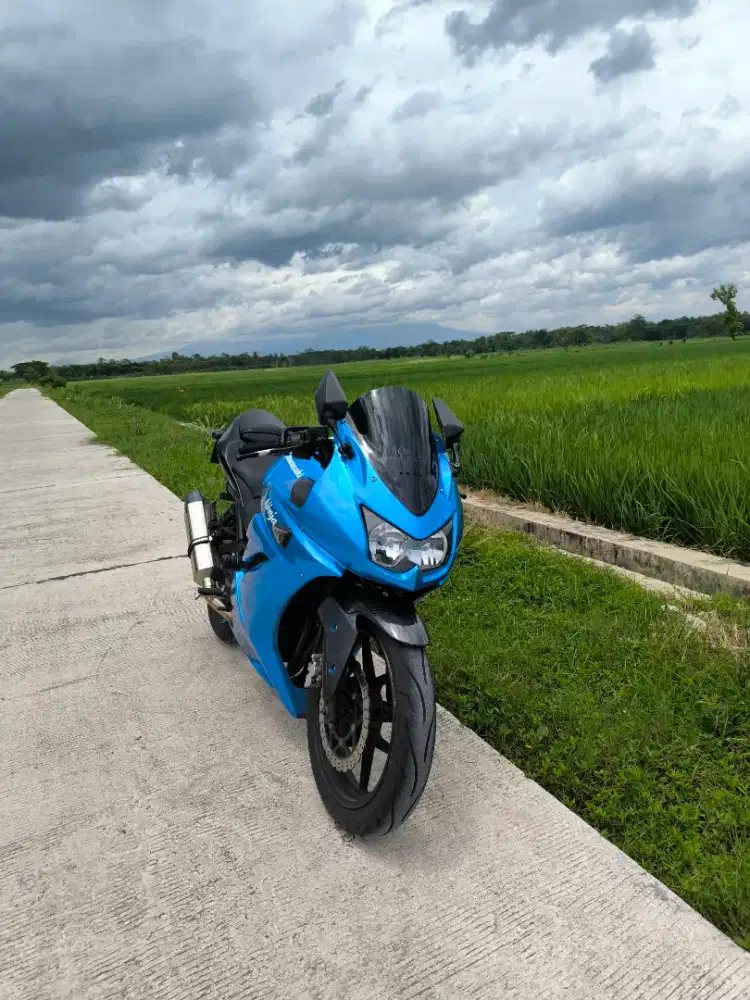 Kawasaki ninja karbu 250cc
biru metallic 2011