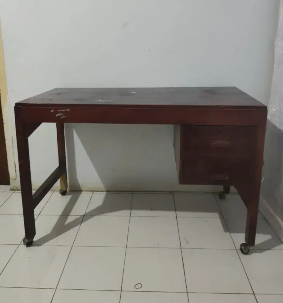 Meja Vintage Kayu Solid Beroda - Kokoh