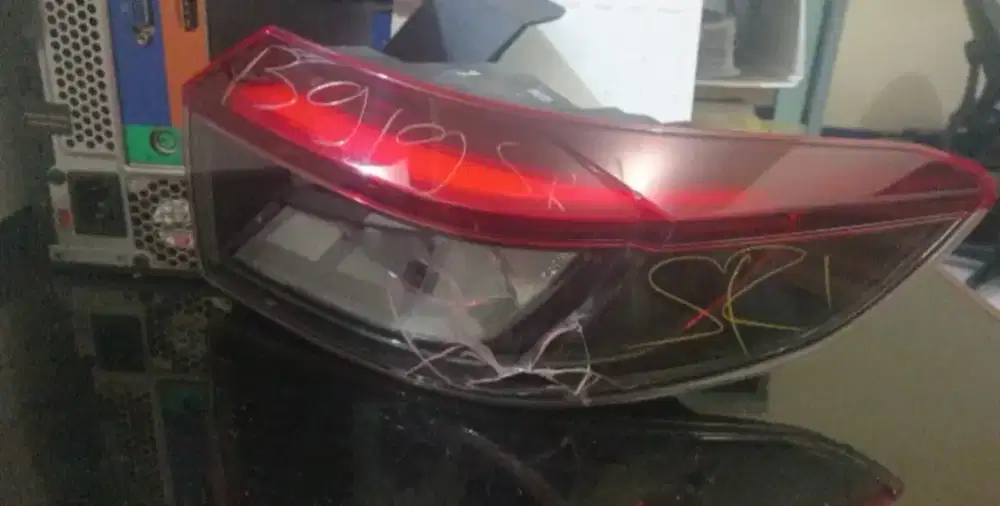 Sesuai foto 2 barang . Lampu belakang mika pecah