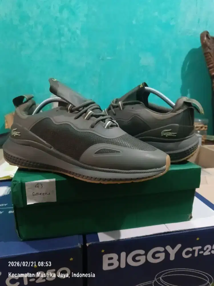 Lacoste warna Army