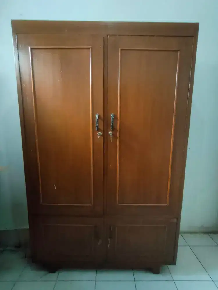 Lemari Pakaian 2 Pintu Klasik - Kondisi Terawat & Bersih

 