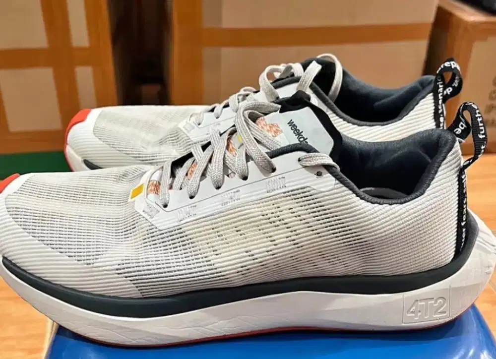 Sepatu  4T2 Weekdays Running