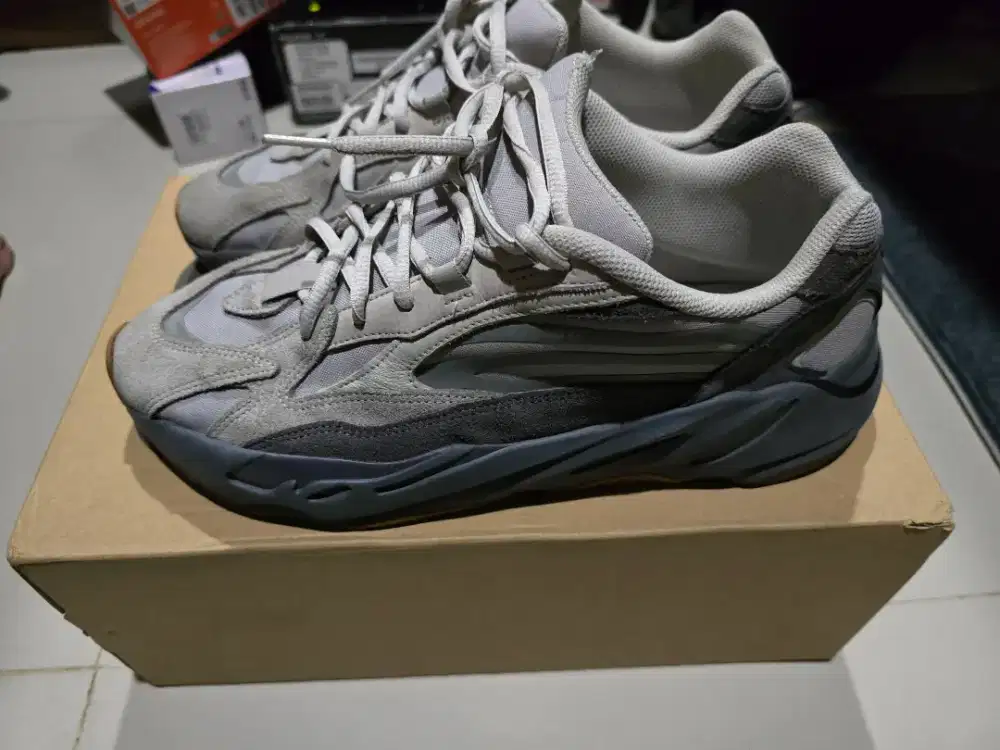Yeezy 700 Tephra sz 45 1/3