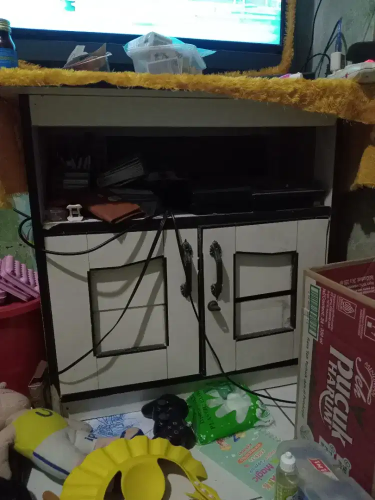 Rak tv LED warna putih