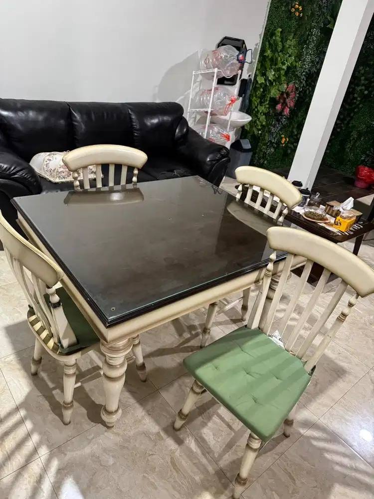 Meja Makan Minimalis Merek Inspira Living (Termasuk 4 kursi)