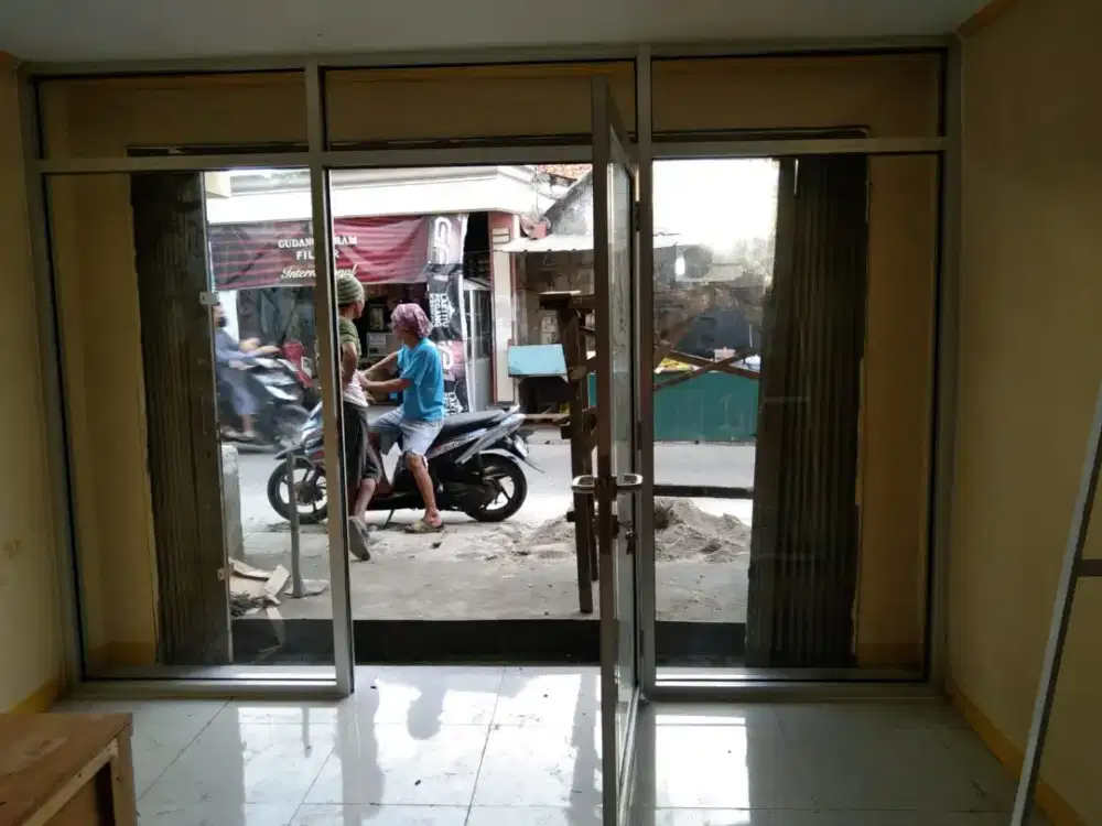 Di jual kaca pintu ruko.panjang kurang lebih 3 meter lebar 3meter