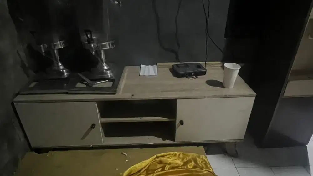 DIJUAL CEPAT LEMARI MEJA