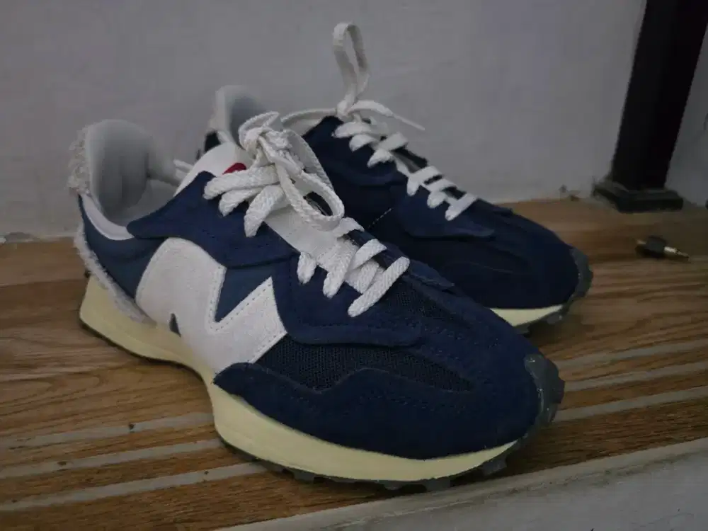 New Balance 327 like New _ size 7.5 Navy Blue _ 800K