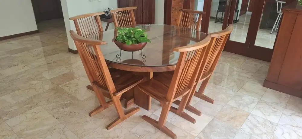 Set meja makan dengan 6 kursi kayu suar