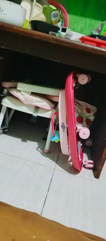 Baby Walker dan kursi tempat makan MPASI