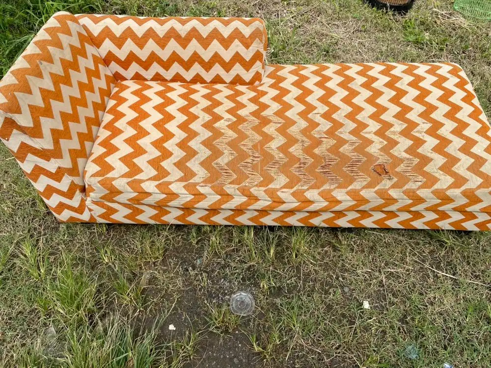 Sofa panjang muat 3-4 orang