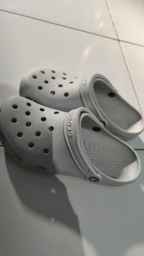 Sandal Crocs Classic warna abu atmosfer