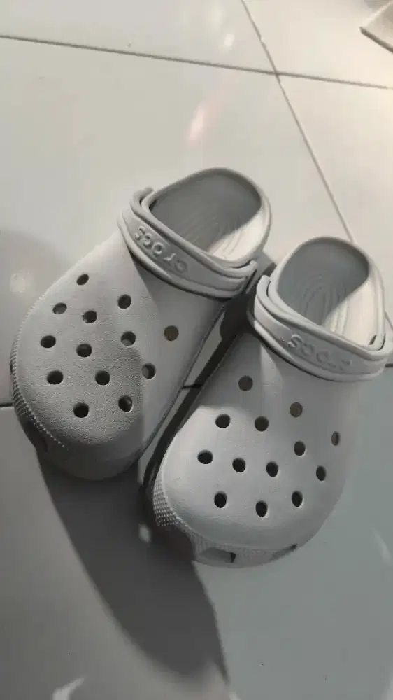 Sandal Crocs Classic warna abu atmosfer