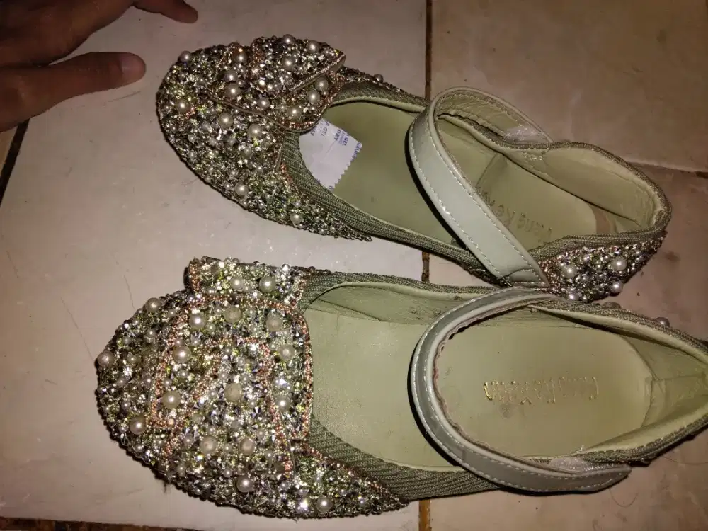 Sepatu anak mengkexuan