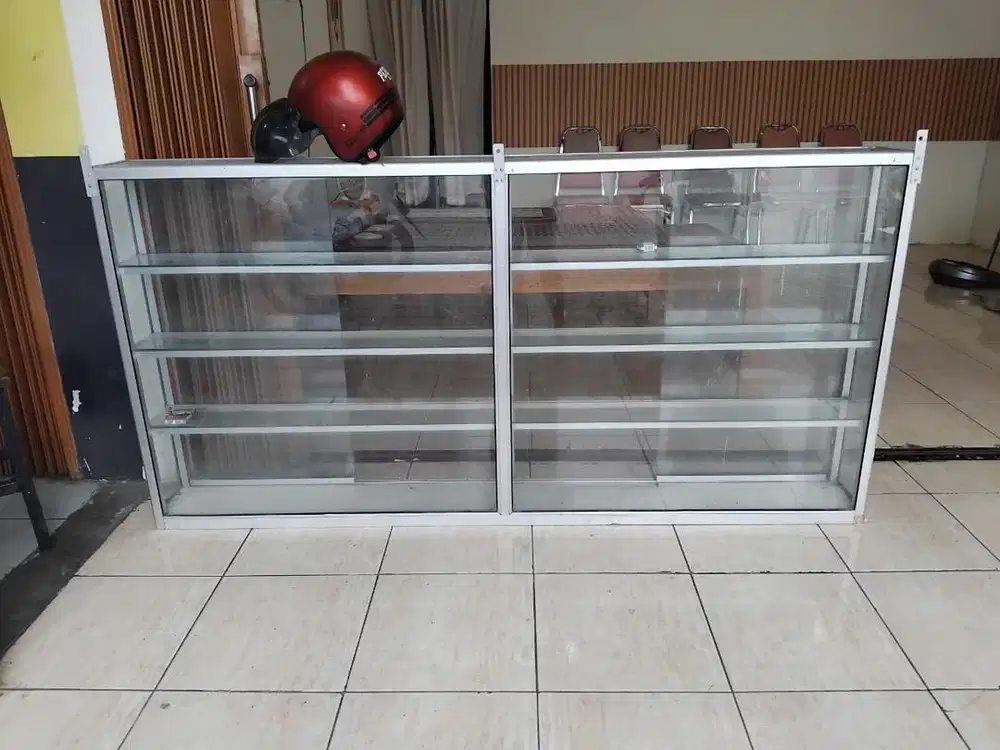 Etalase display barang kaca 2m