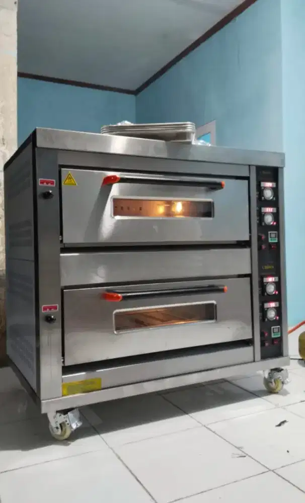 Oven gas 2 deck isi 4 loyang 40x60 merk Crown China Baru plus roda