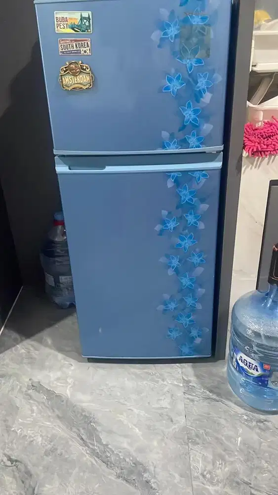 Di jual kulkas 2 pintu sharp