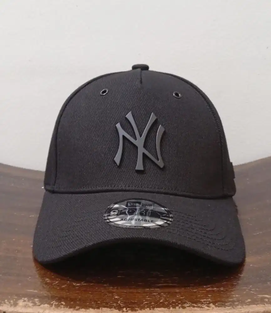NEW ERA NY BLACK ON BLACK PLAT BESI